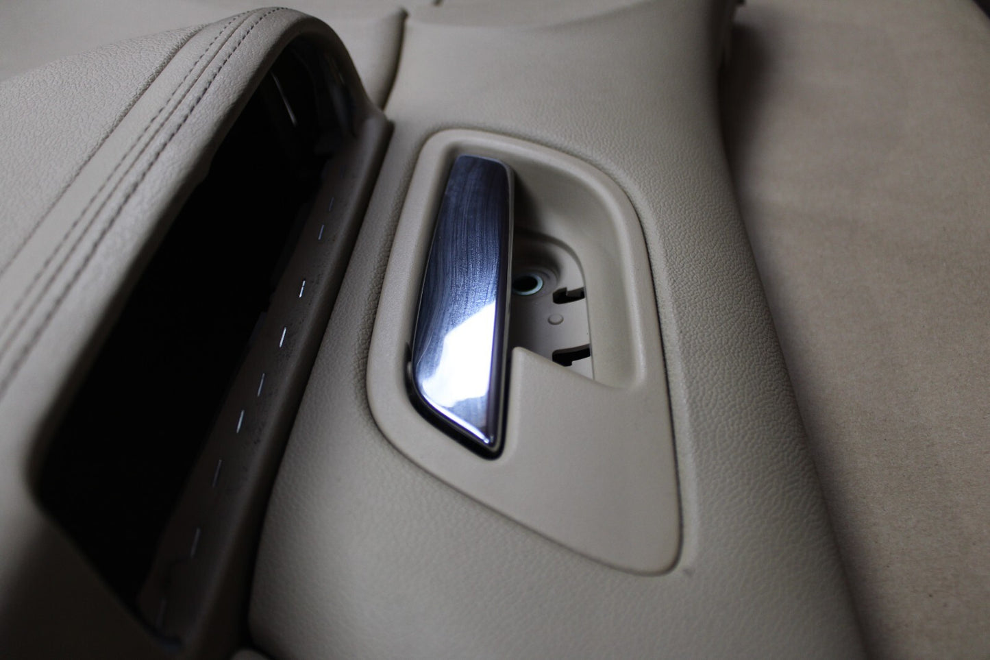 2010-2014 OEM CADILLAC ESCALADE FRONT RIGHT RH INTERIOR DOOR TRIM PANEL CASHMERE