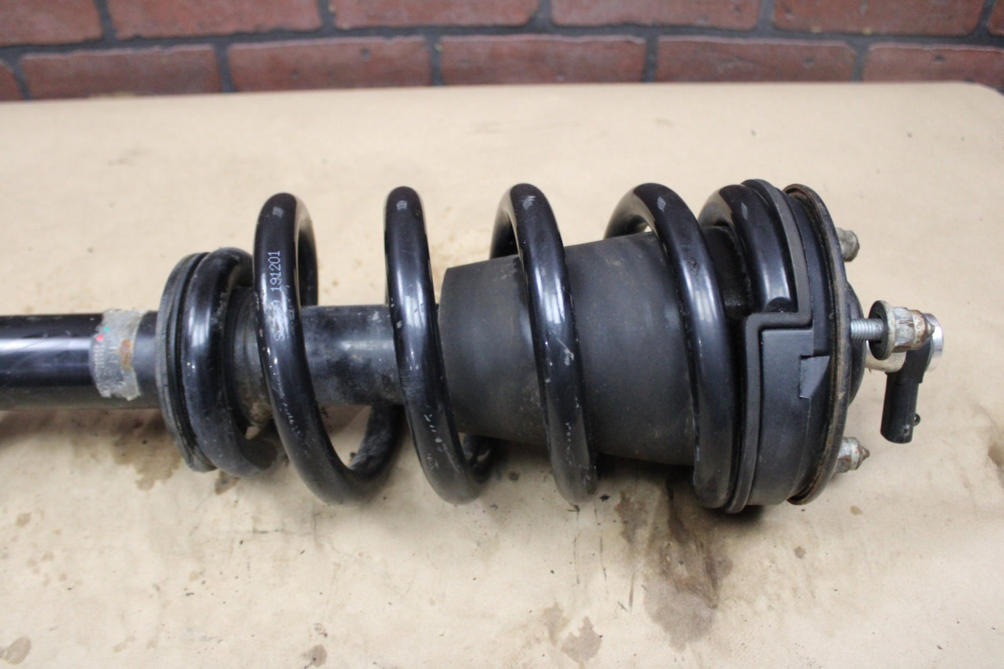 07-14 Cadillac Escalade Front Passenger RH Side Suspension Shock Absorber Strut