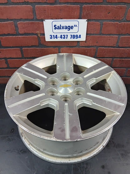 GMC 18x7.5in Single Silver Wheel Rim With Center Cap 5597515