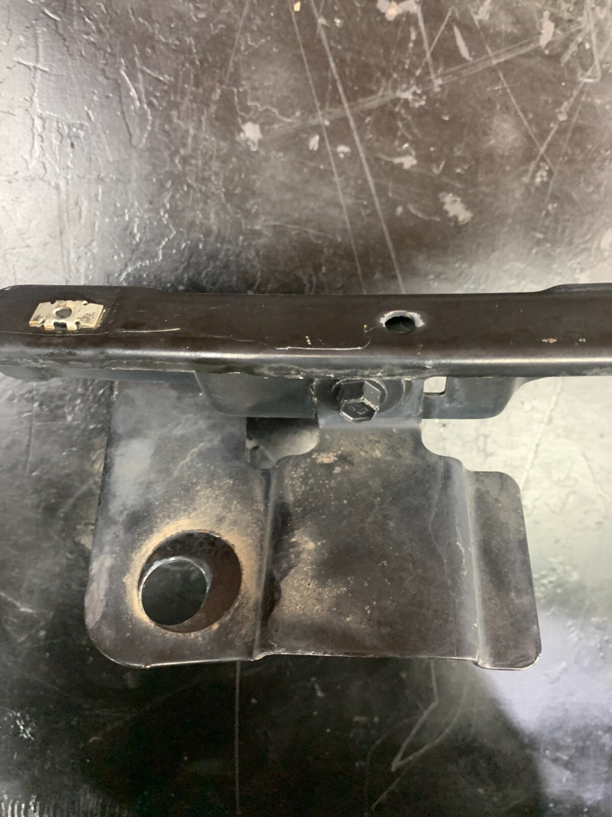 06-10 Saturn Sky Rear Bumper Center Reinforcement Filler Bracket Attachment OEM