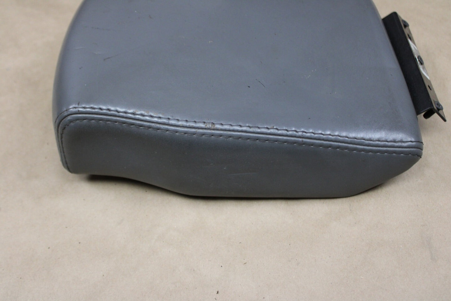 05-10 JEEP COMMANDER GRAND CHEROKEE CENTER CONSOLE ARMREST LID TOP BEIGE LEATHER