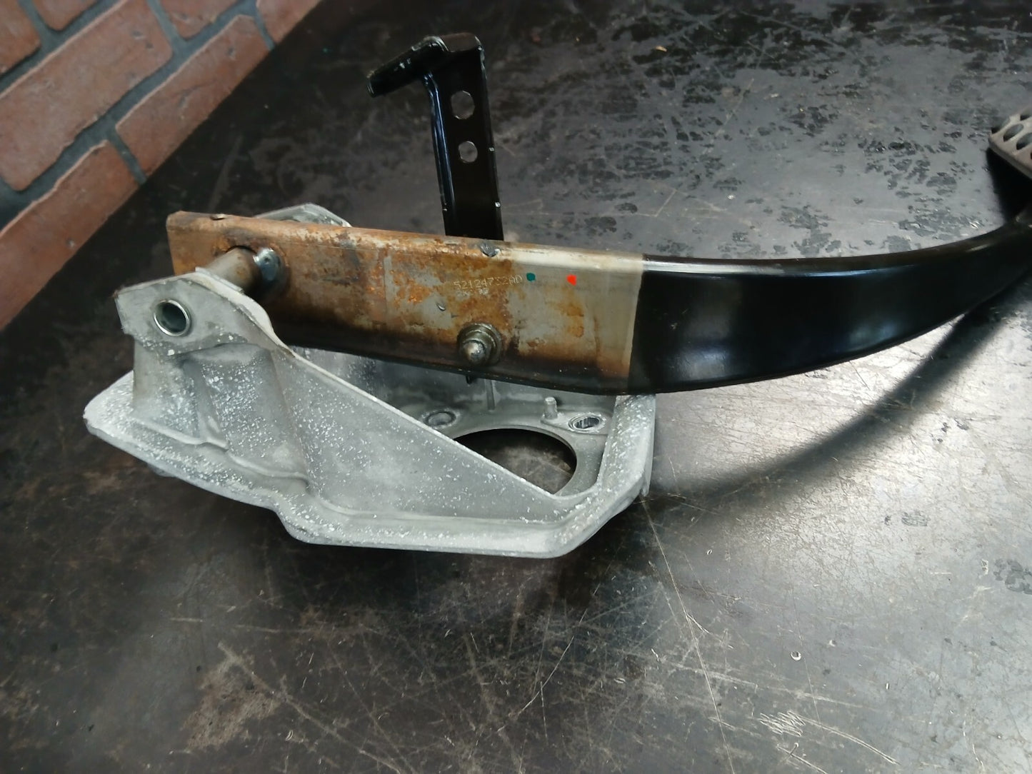 2011-2013 Grand Cherokee Durango Non Adjustable Brake Pedal Assembly 52124732ad