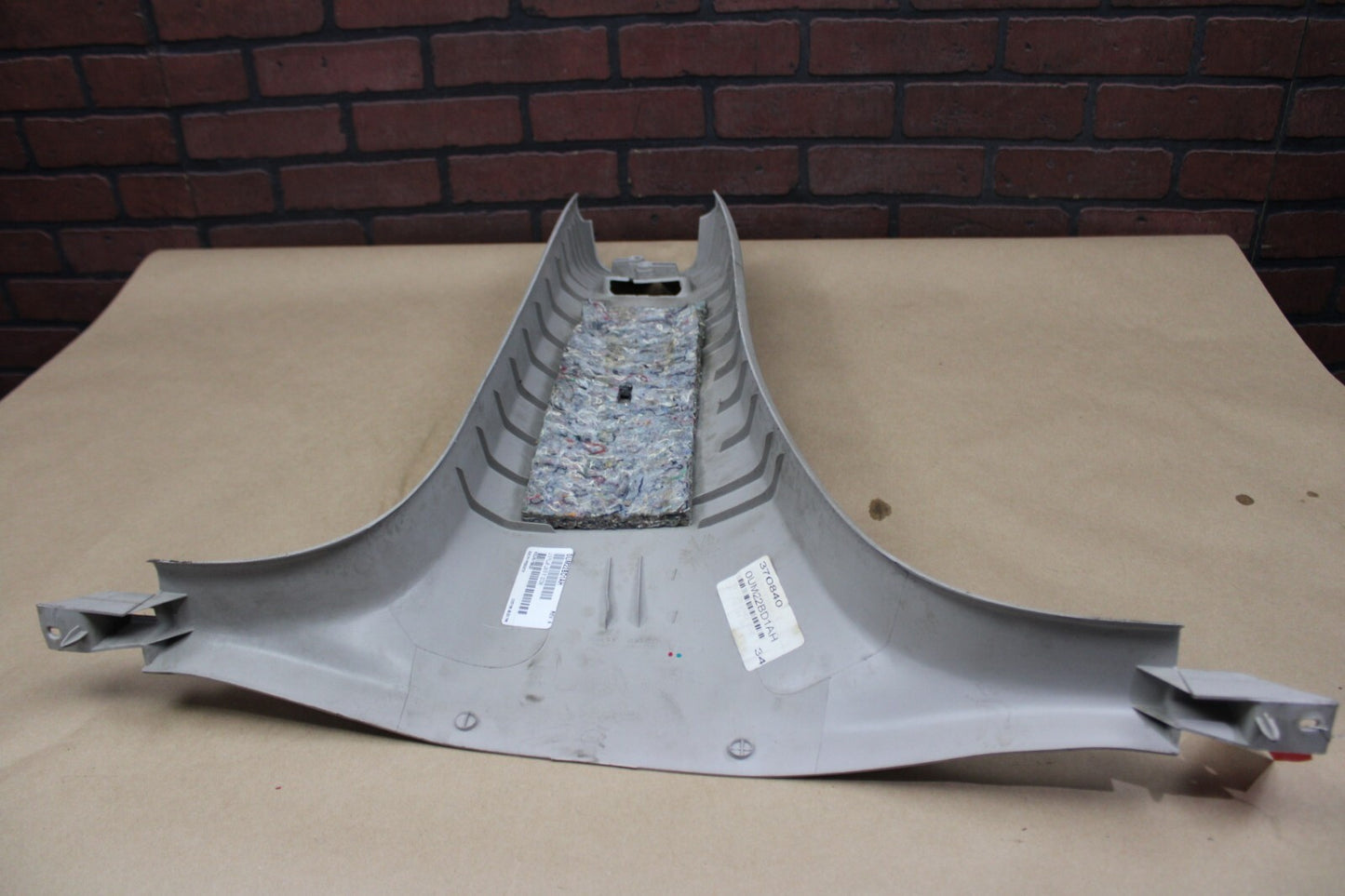 05-10 MAGNUM CHRYSLER 300C SRT8 PASSENGER RH SIDE B PILLAR LOWER TRIM 0UM22BD1AH