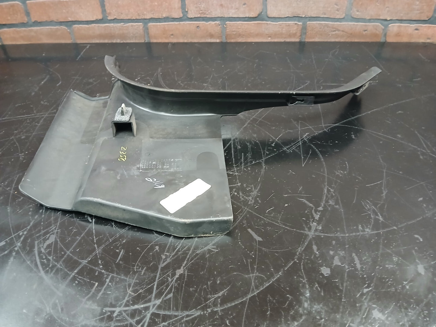 06-10 Saturn Sky Pontiac Solstice Front Passenger RH Trim Kick Panel 15879234