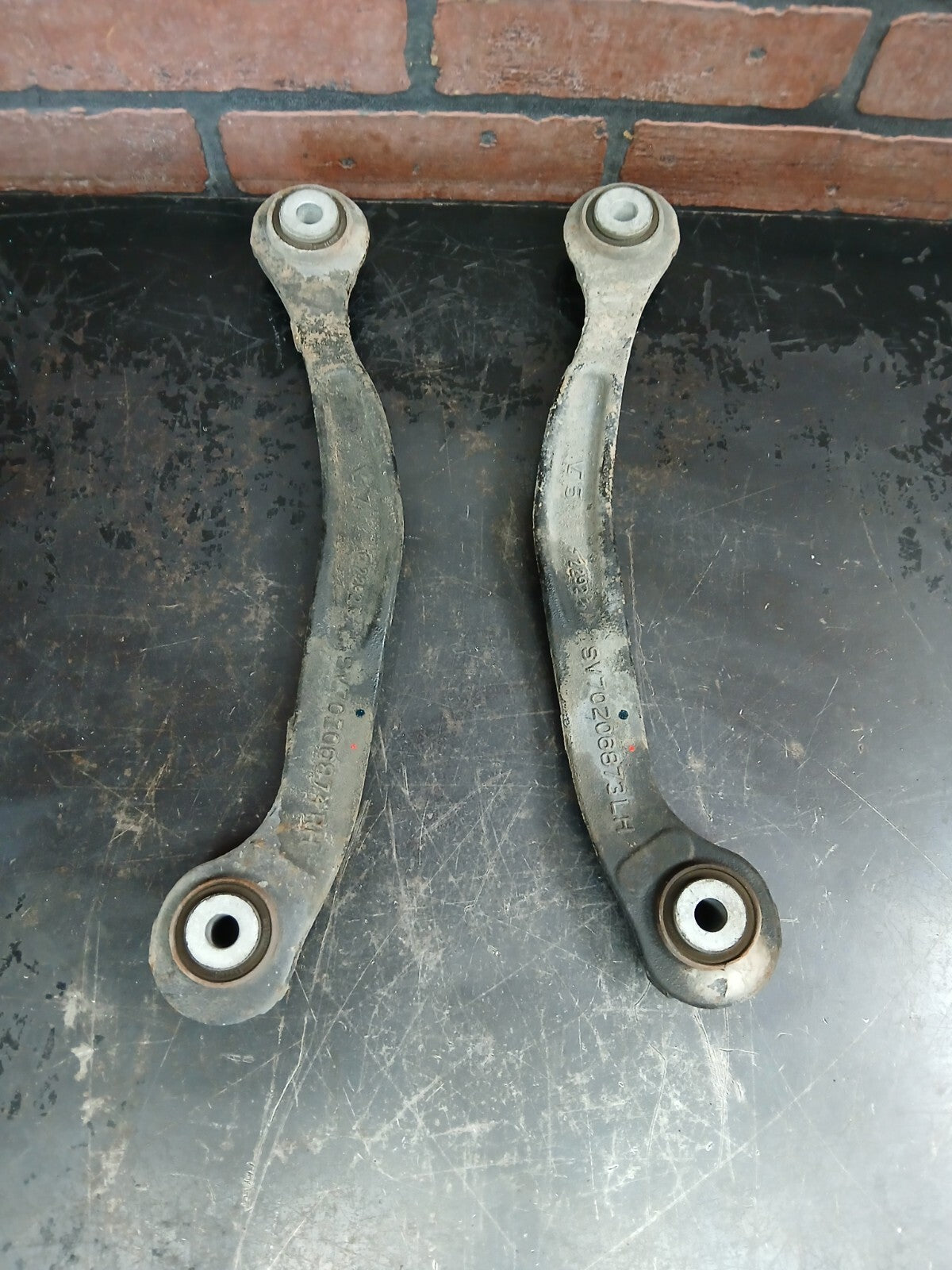 2011-2023 Dodge Challenger Rear LH & RH Control Arm Set sv70206873 sv70206874