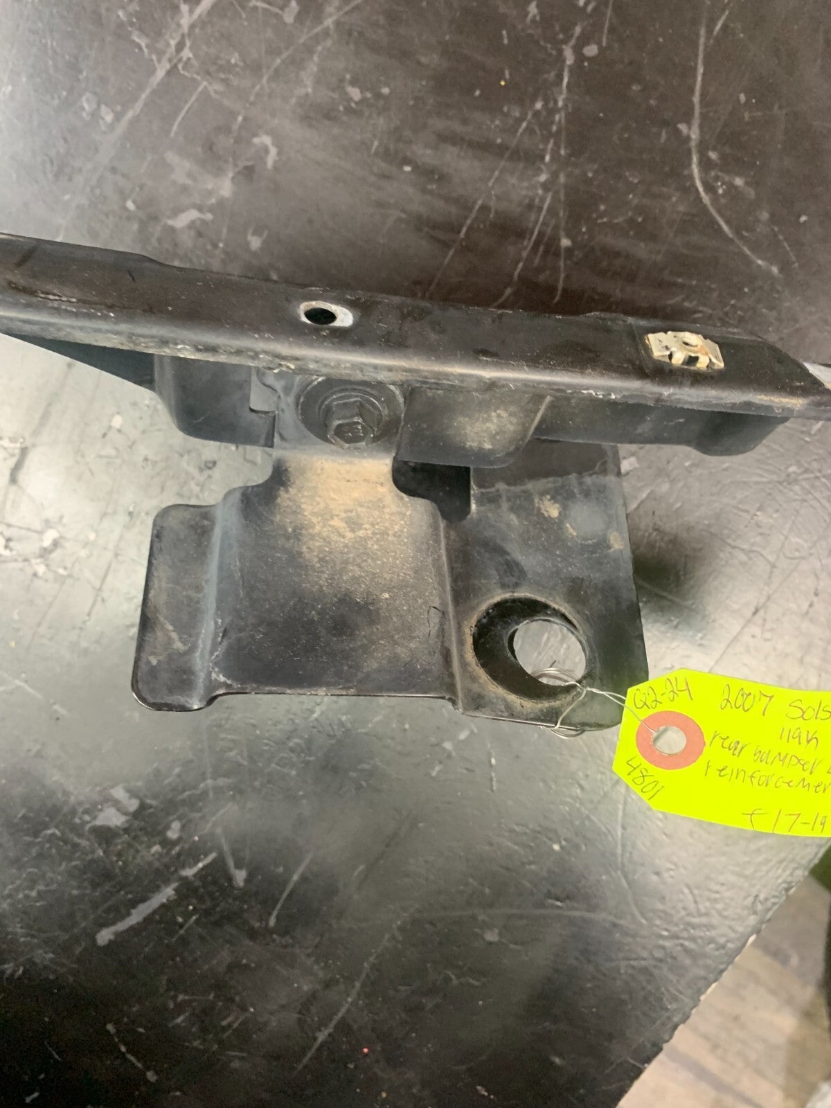 06-10 Saturn Sky Rear Bumper Center Reinforcement Filler Bracket Attachment OEM