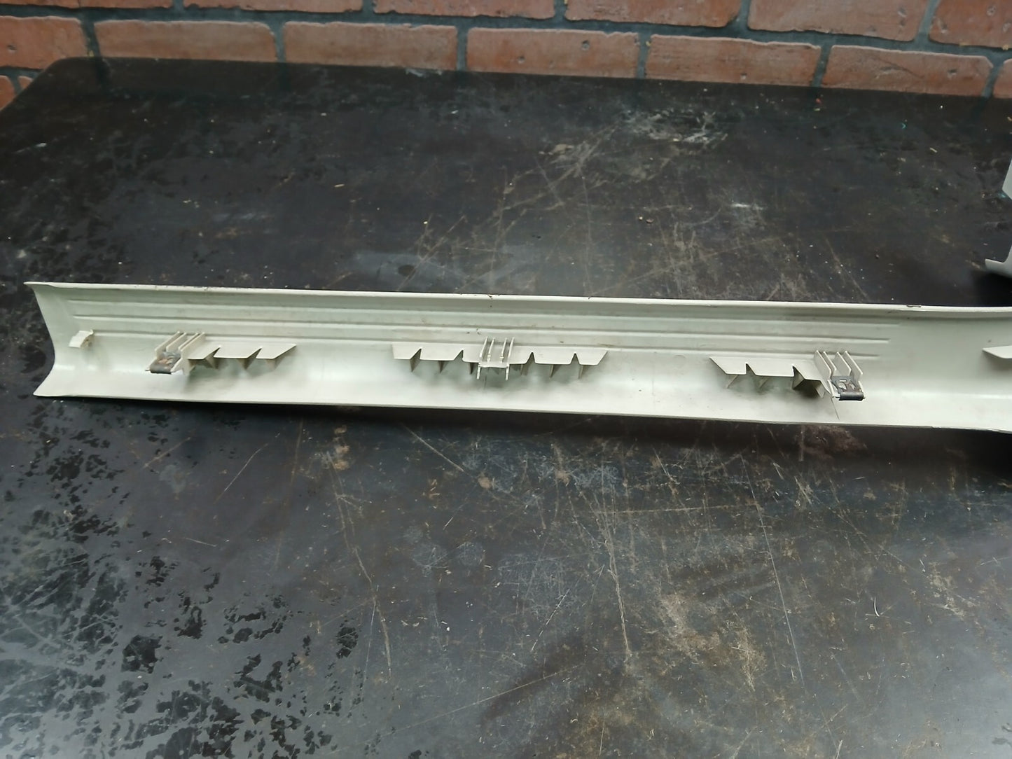 2005-2010 Charger Magnum 300 Passenger RH Side Scuff Plate Trim 0um54bd1ae