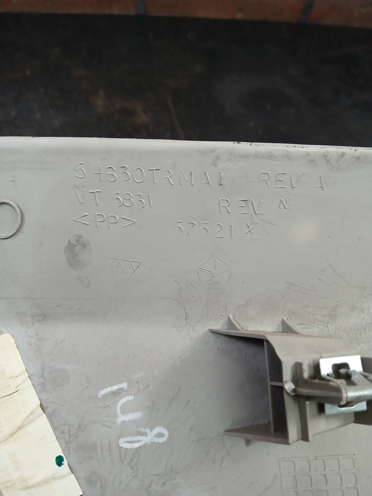 2005-2010 Jeep Grand Cherokee Passenger RH Side D Pillar Molding 5hs30trma