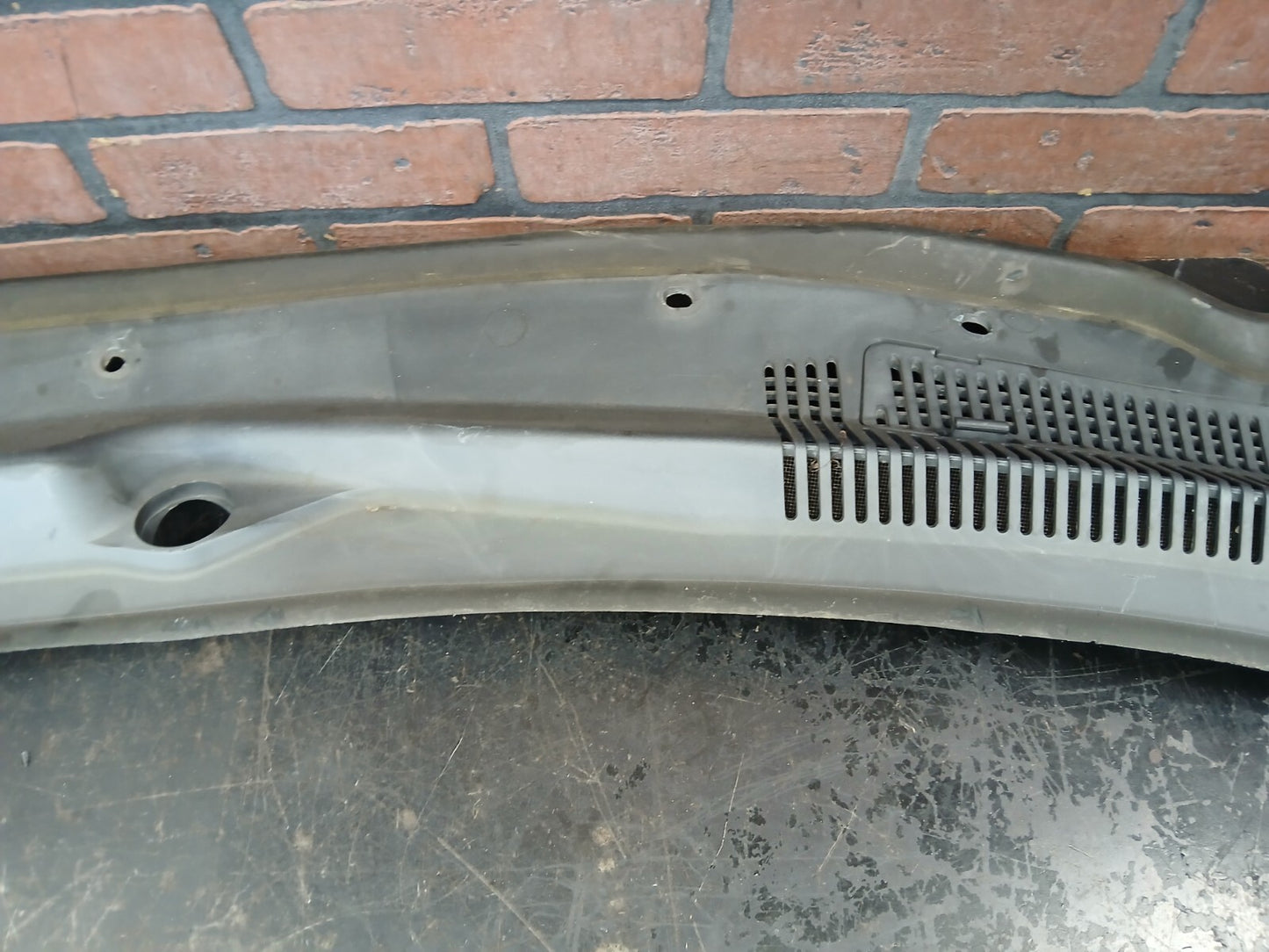 05-10 Charger 300 Magnum Windshield Defroster Cowl Panel Grille Vent 04805834ac