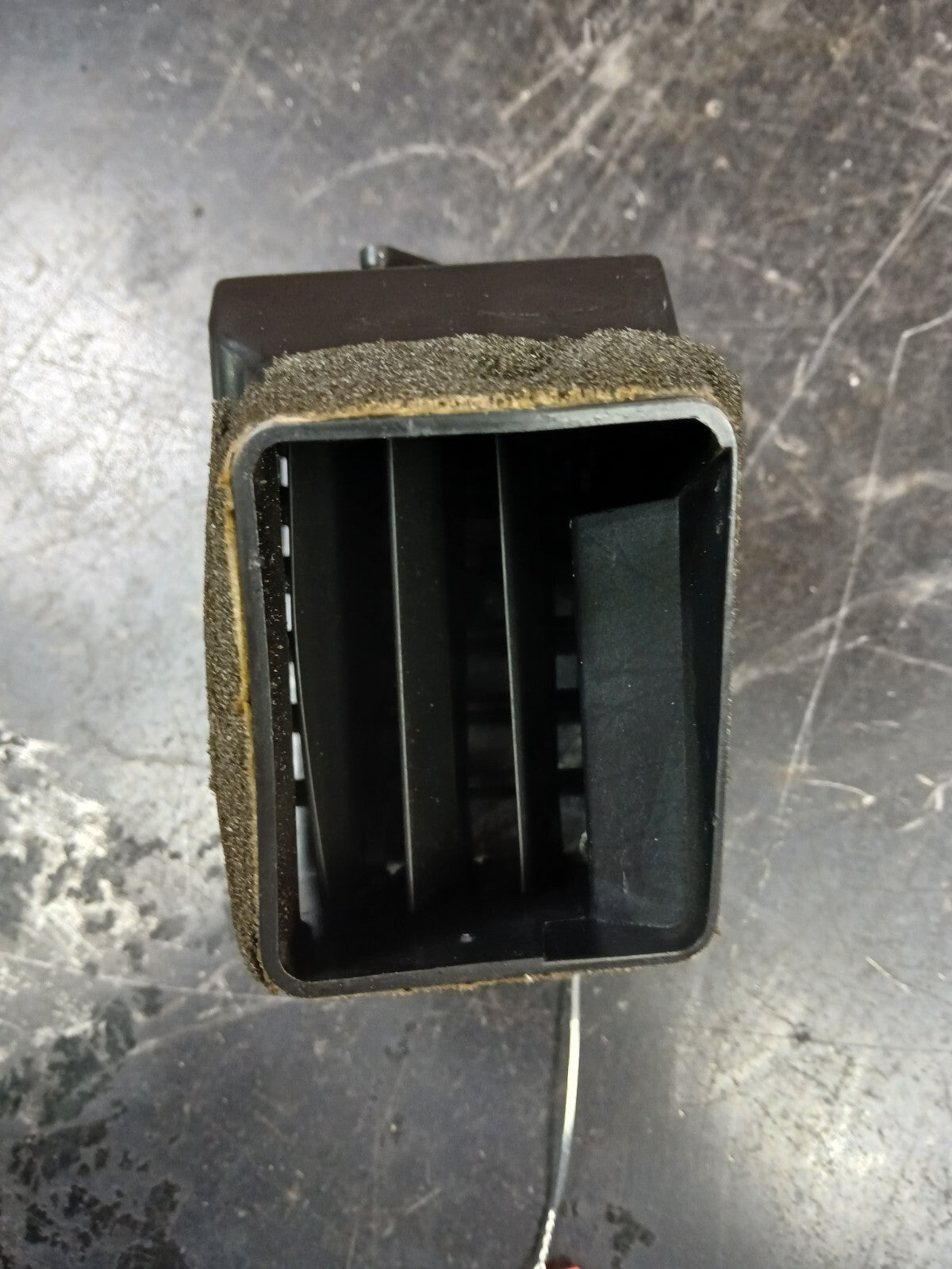 2005-2007 Chrysler 300 Front Center Passenger RH Side Dash Air Vent