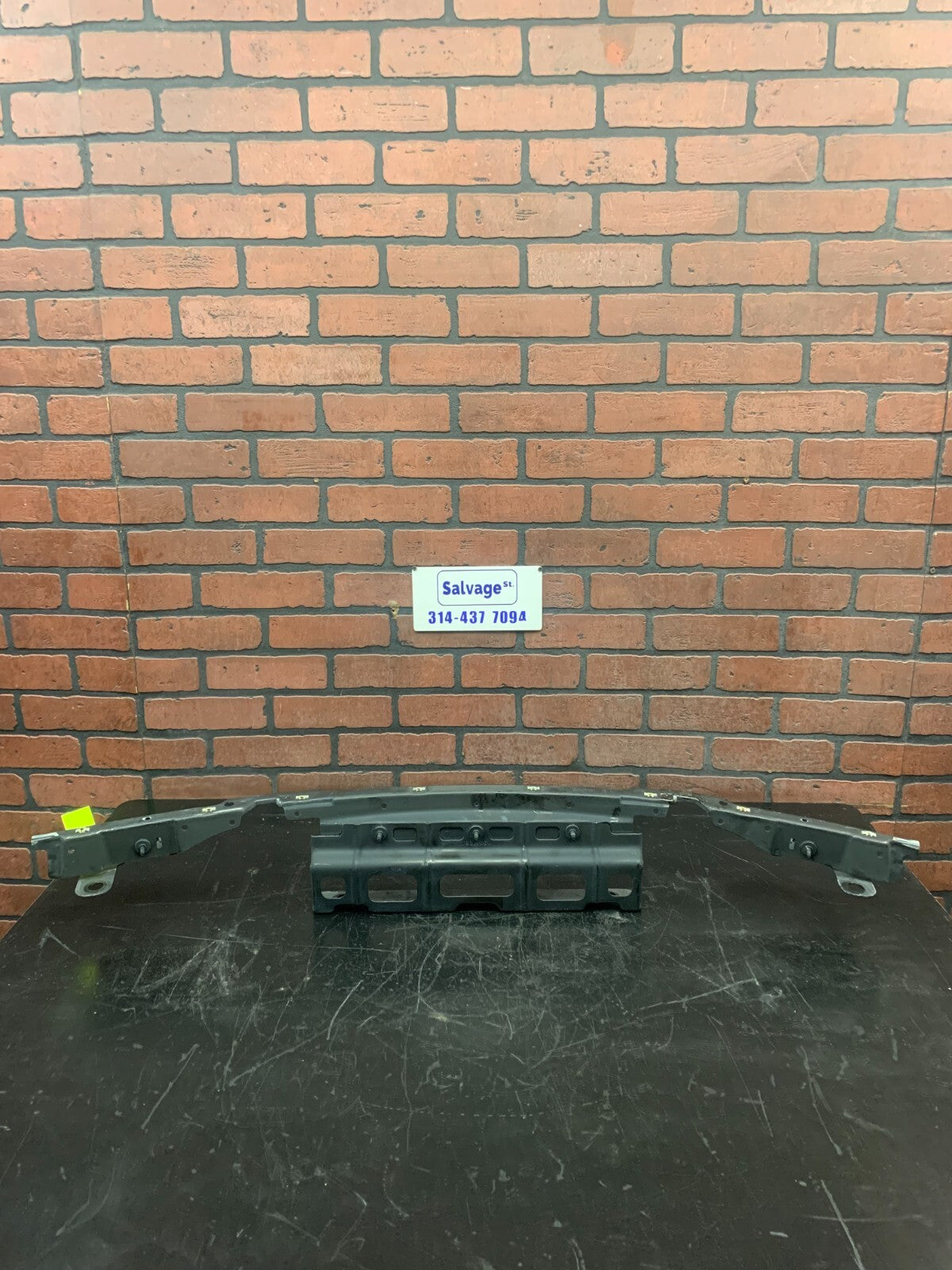 06-10 Saturn Sky Rear Bumper Center Reinforcement Filler Bracket Attachment OEM