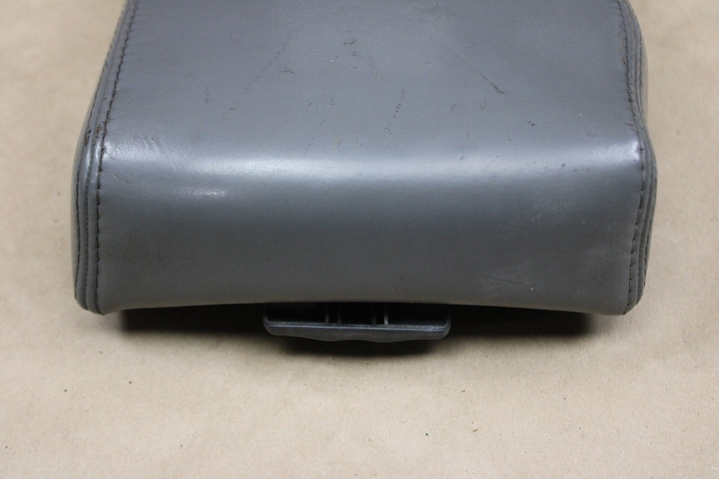 05-10 JEEP COMMANDER GRAND CHEROKEE CENTER CONSOLE ARMREST LID TOP BEIGE LEATHER