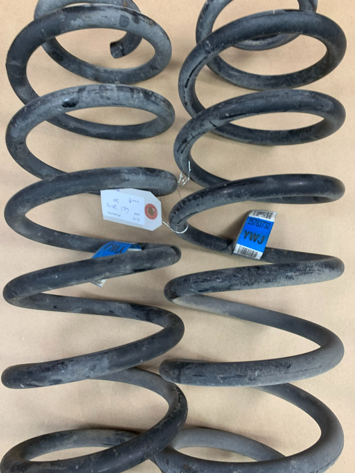 2007-2014 Chevy Tahoe Suburban 25783732 Genuine GM Parts Rear Coil Spring SET