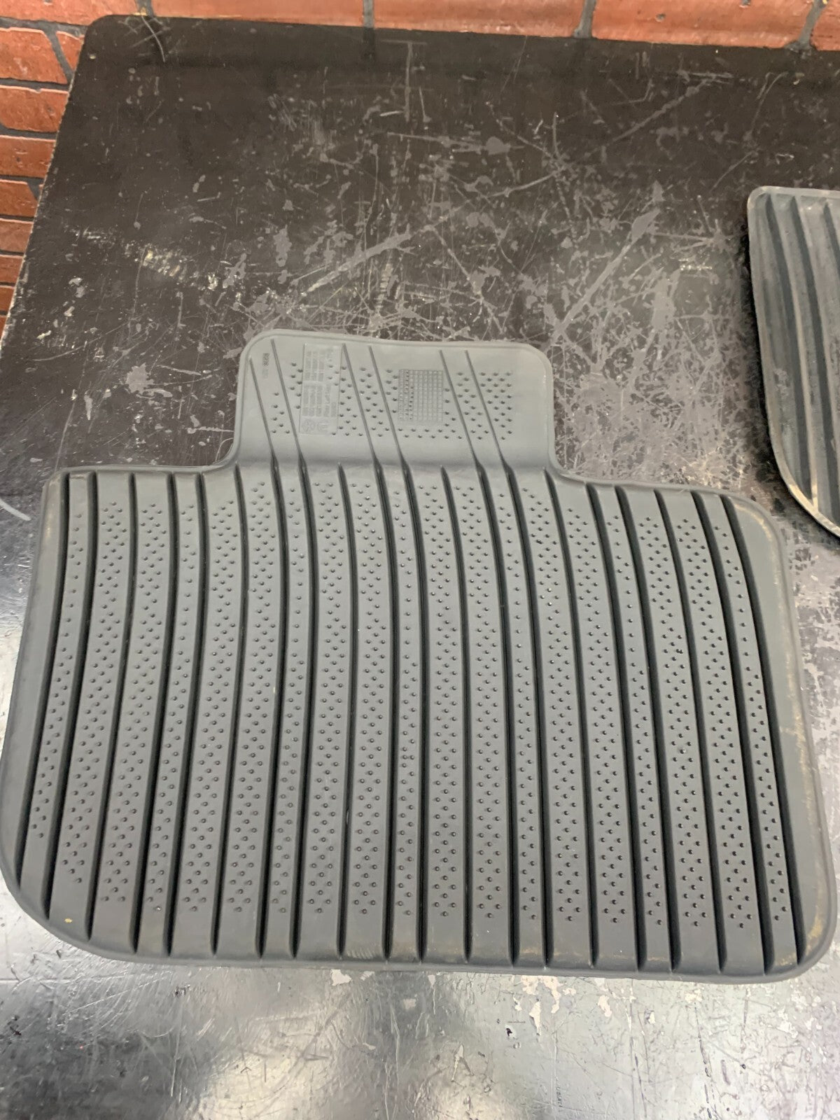18-23 Chrysler 300 Mat Kit Rear LH AND RH Side Floor Mat Set 82213083