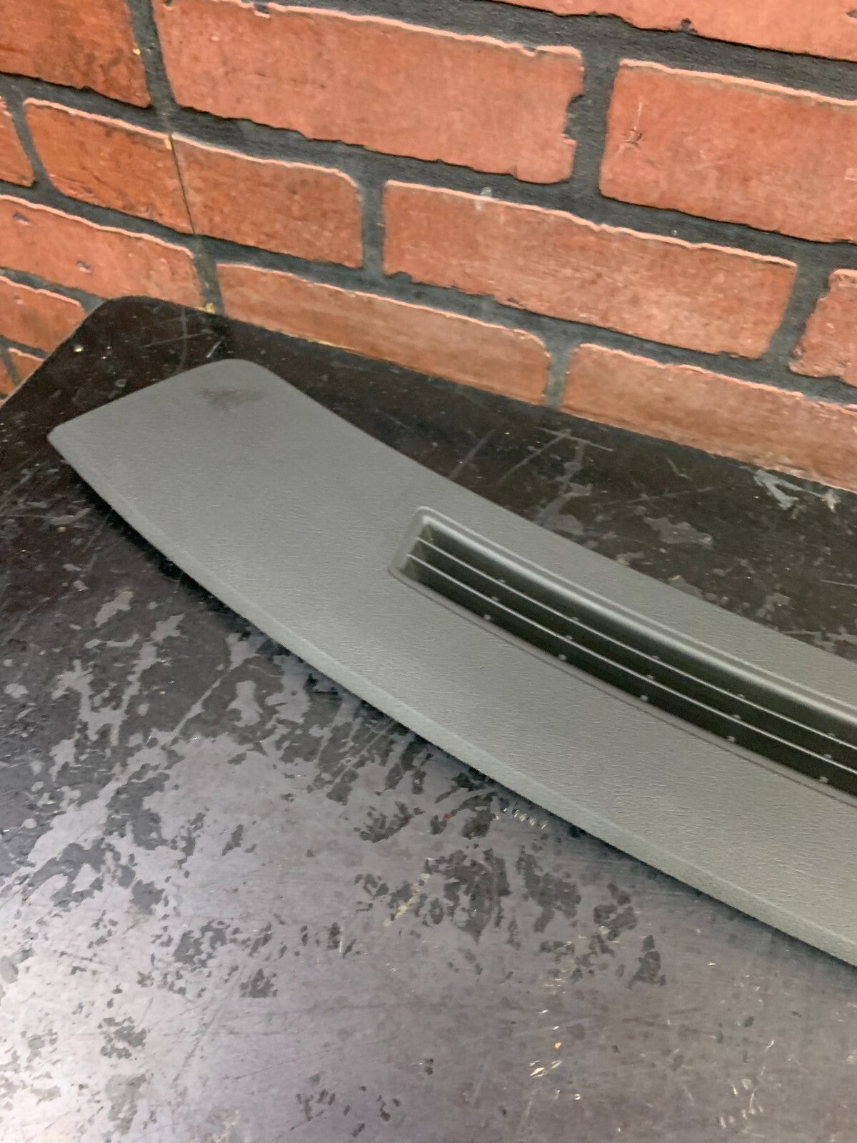 2005-2007 CHRYSLER 300 UPPER DASH DEFROSTER VENT TRIM PANEL 0XB33XDVAC