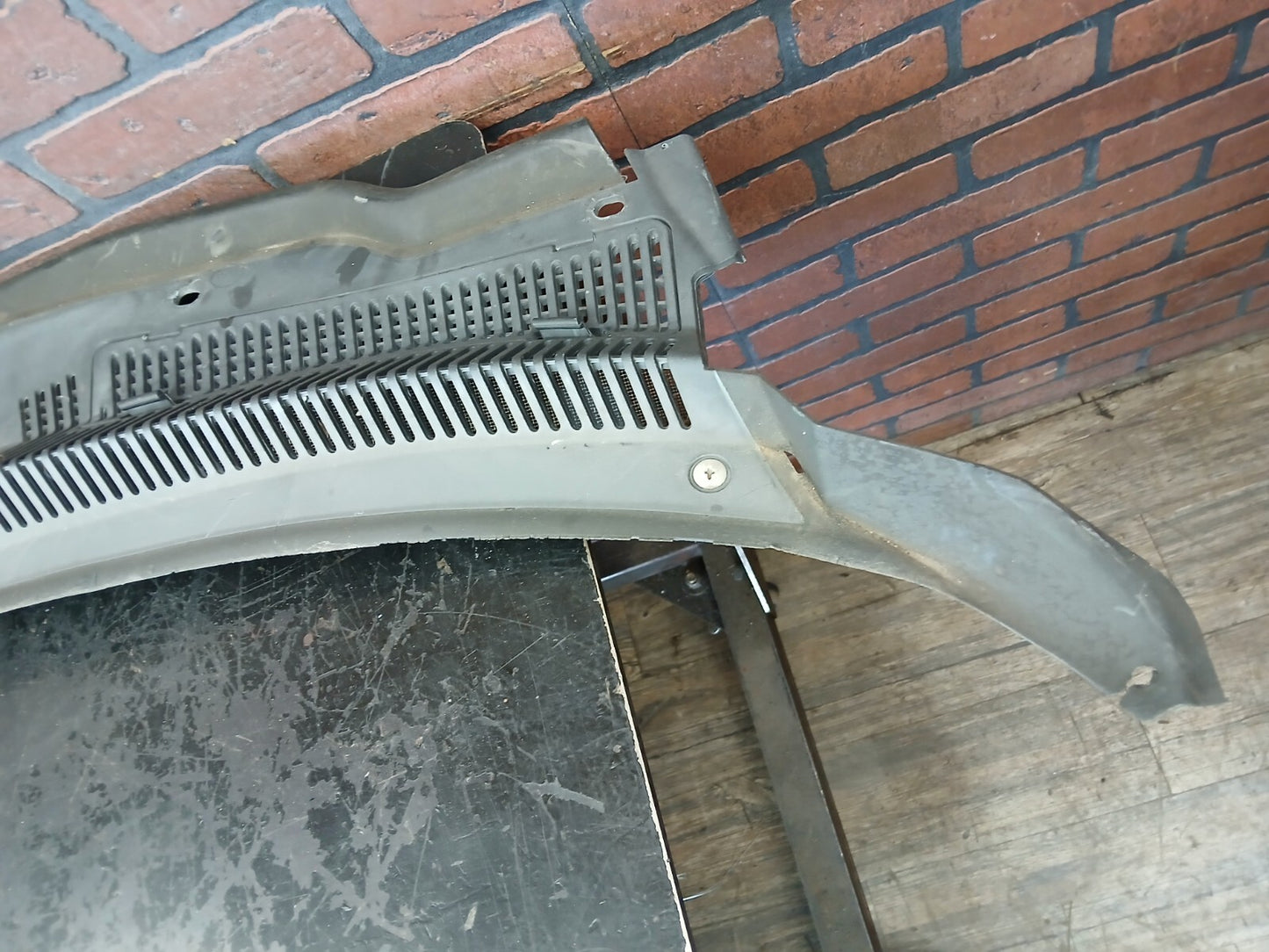 05-10 Charger 300 Magnum Windshield Defroster Cowl Panel Grille Vent 04805834ac