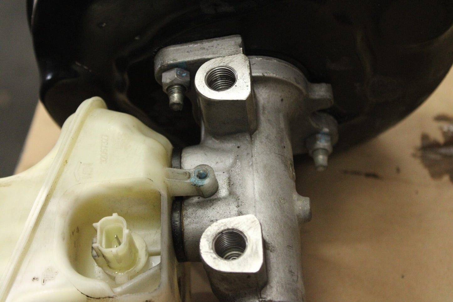 2005-2007 Chrysler 300 Charger Brake Booster Master Cylinder w/ Reservoir OEM