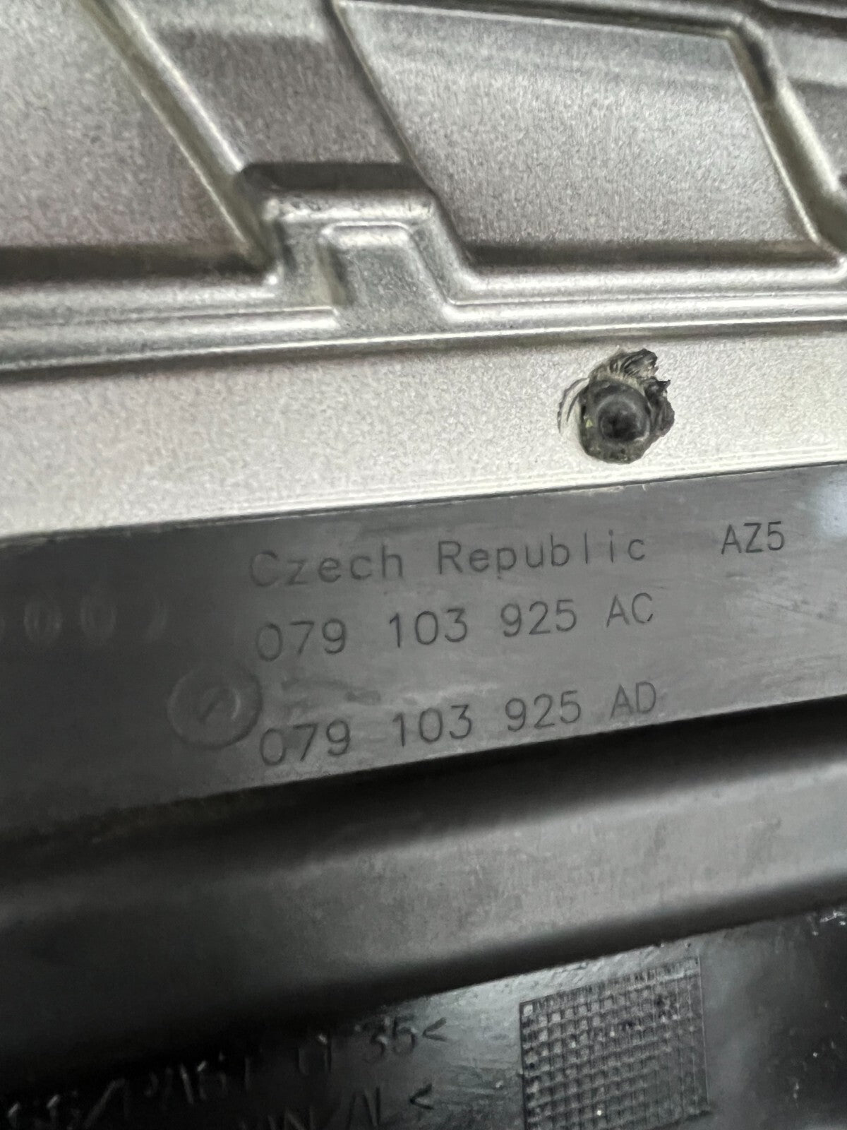 2013-2018 AUDI A8 QUATTRO 4.0L - V8 TFSI Engine Cover 079 103 925 AC