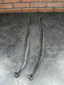 2006 Dodge Charger SRT8 Left & Right Windshield Wiper Arm Set of 2