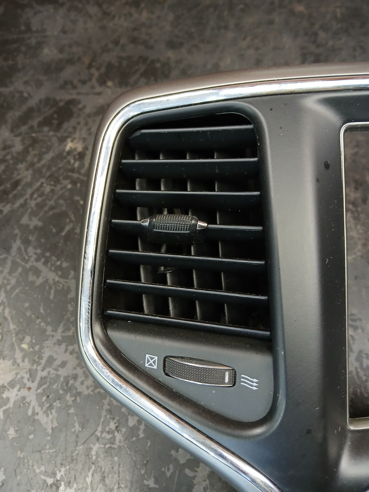 2017 GRAND CHEROKEE OEM 8.4 SCREEN BEZEL HVAC AIR A/C CLIMATE CONTROL 68254010AH