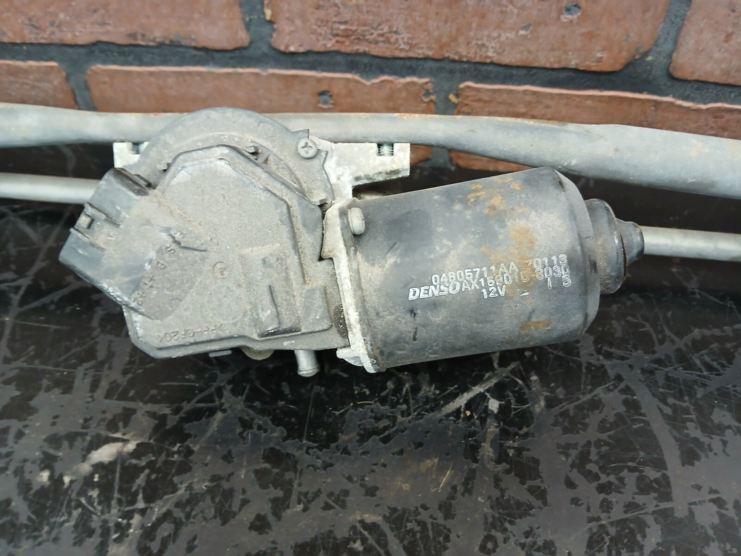 2006 Chrysler 300 Wiper Transmission Motor and Linkage Assembly 04805711aa