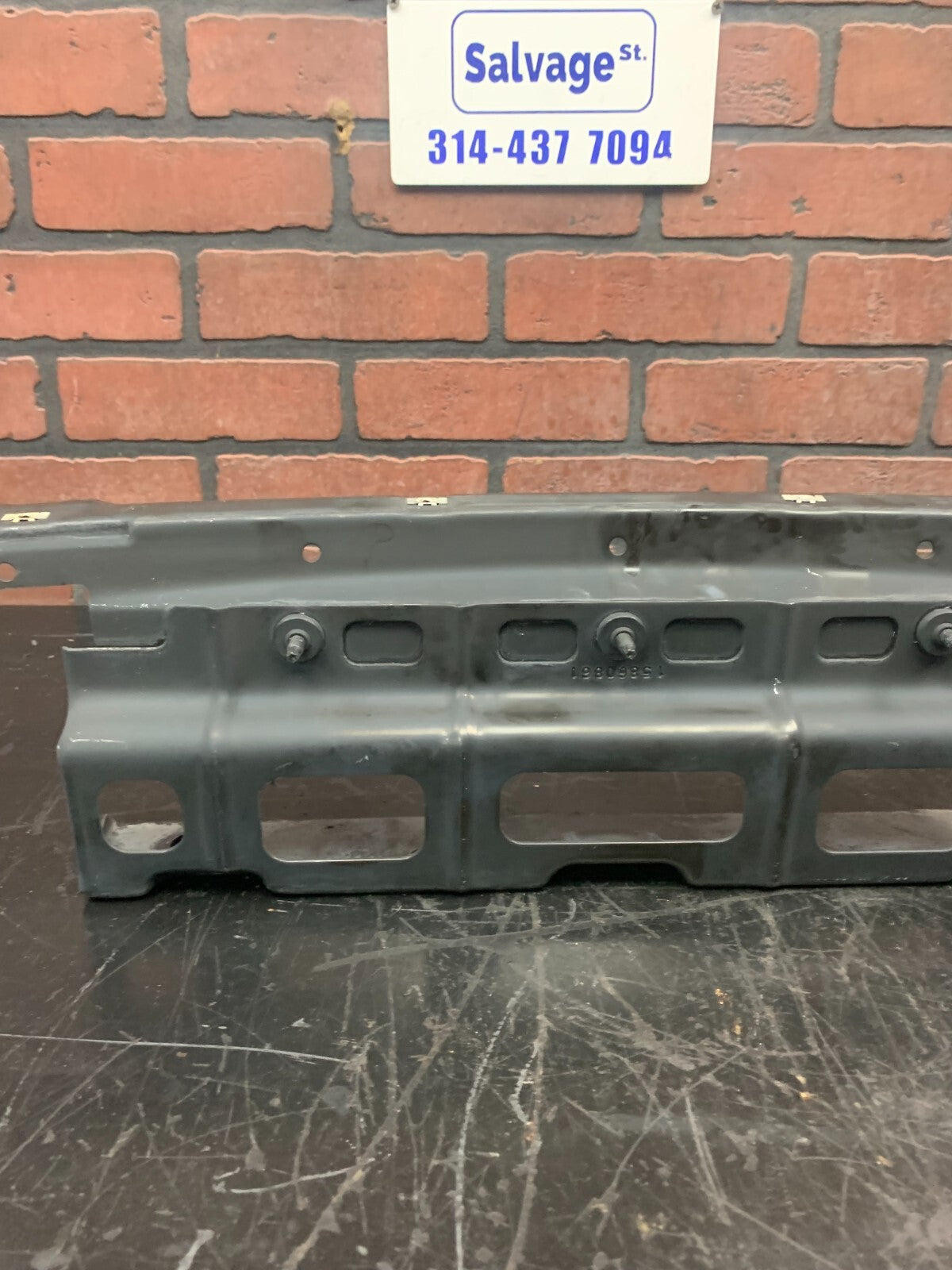 06-10 Saturn Sky Rear Bumper Center Reinforcement Filler Bracket Attachment OEM