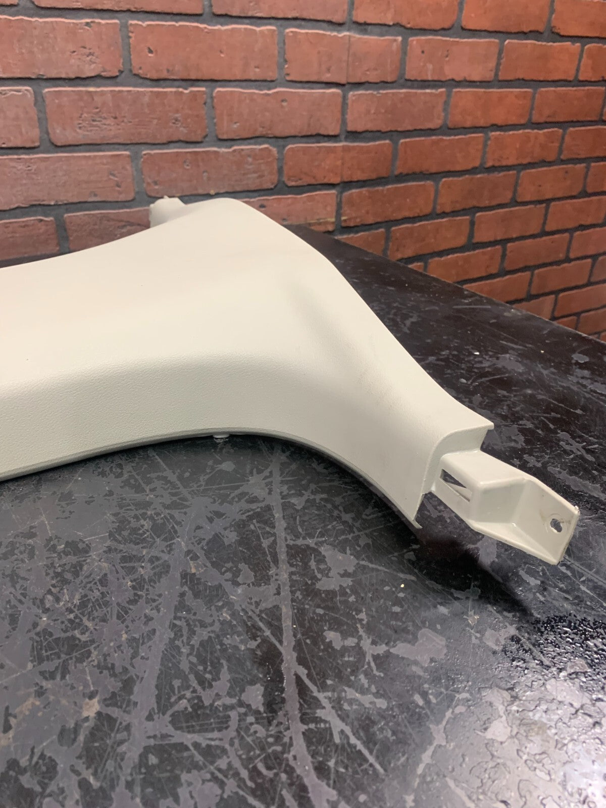 2005-2007 CHRYSLER 300 SRT INTERIOR LEFT CENTER B PILLAR TRIM OEM OUM23BD1AH.