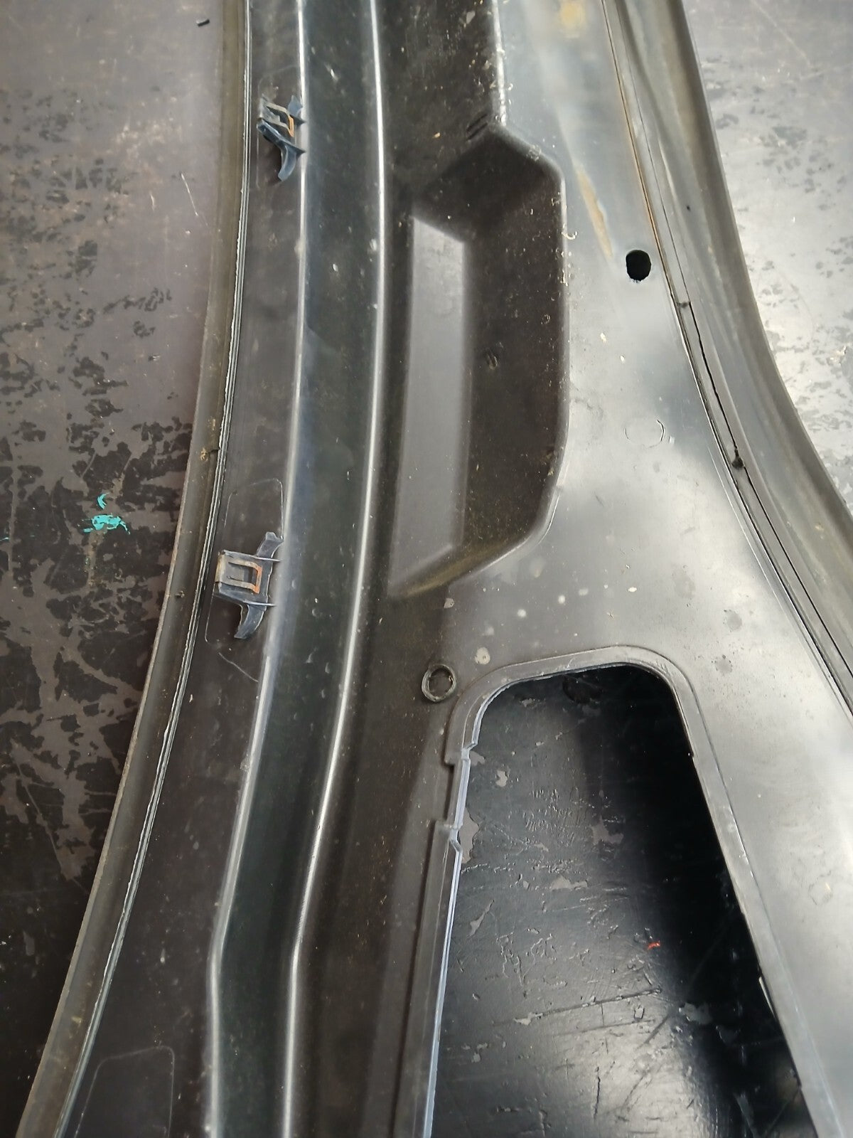 05-10 Charger 300 Magnum Windshield Defroster Cowl Panel Grille Vent 04805834ac