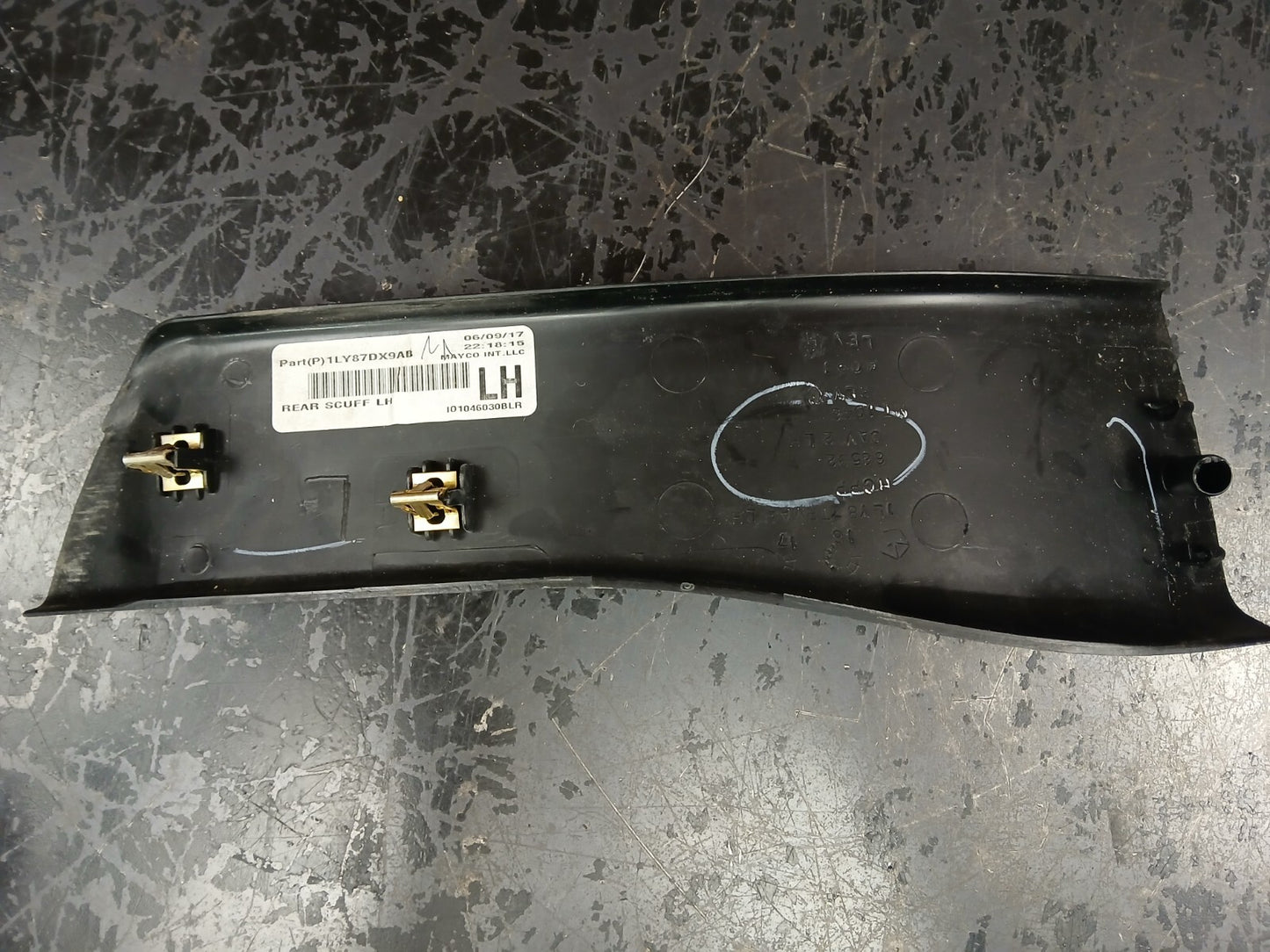 2011-2021 Jeep Grand Cherokee Rear Driver LH Side Scuff Plate 1ly87dx9ab