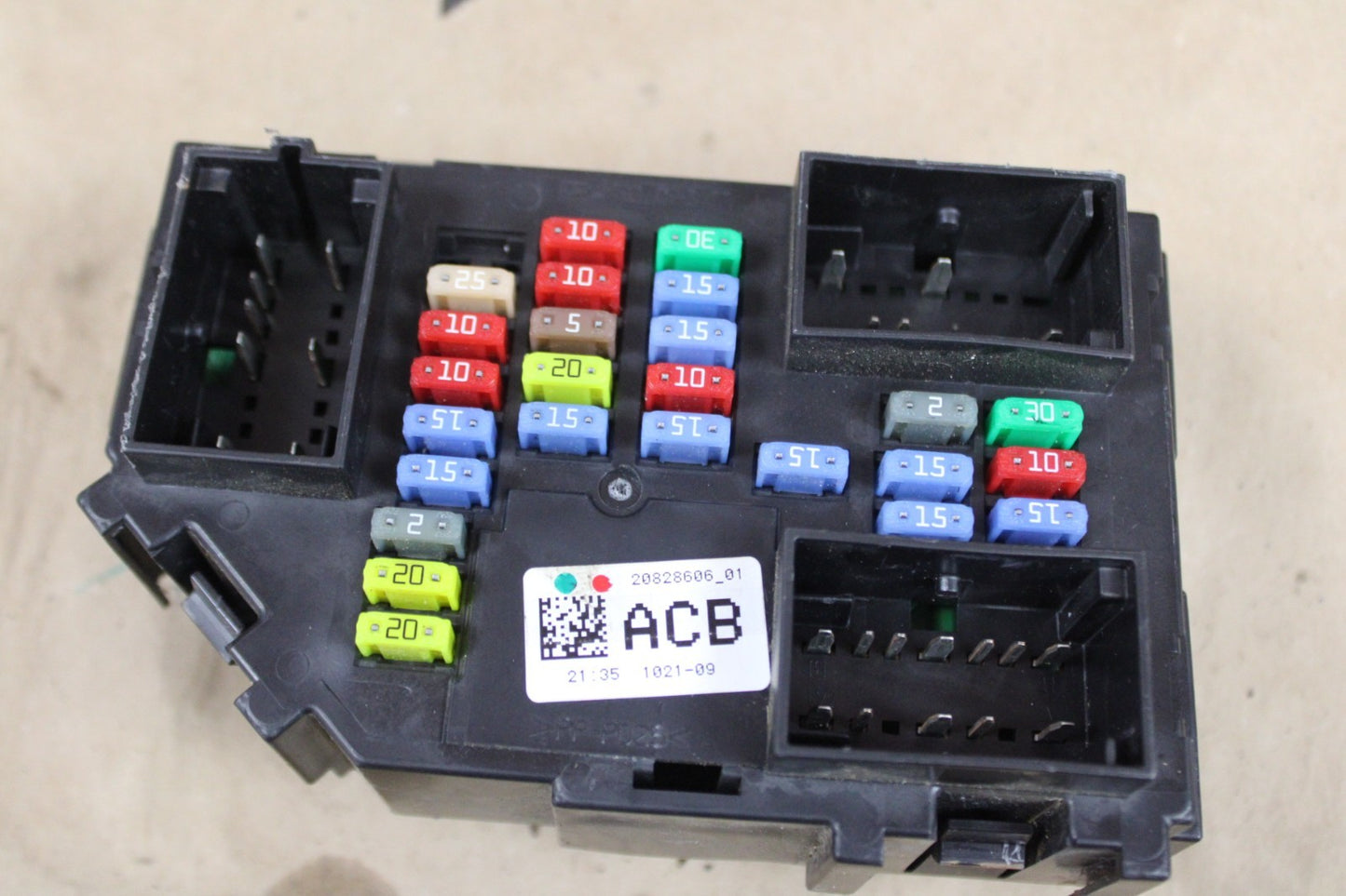 08-11 Escalade Tahoe Yukon Instrument Panel Upper Fusebox Fuse Box 20828606 01