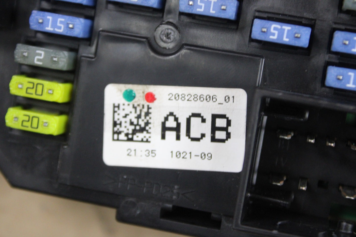 08-11 Escalade Tahoe Yukon Instrument Panel Upper Fusebox Fuse Box 20828606 01