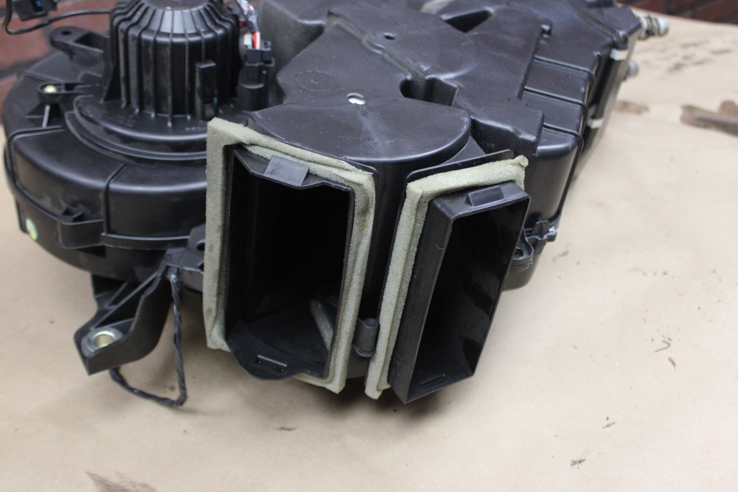 2007-2013 Cadillac Escalade Rear Heater Core Box A/C HVAC Box Assembly 20859527
