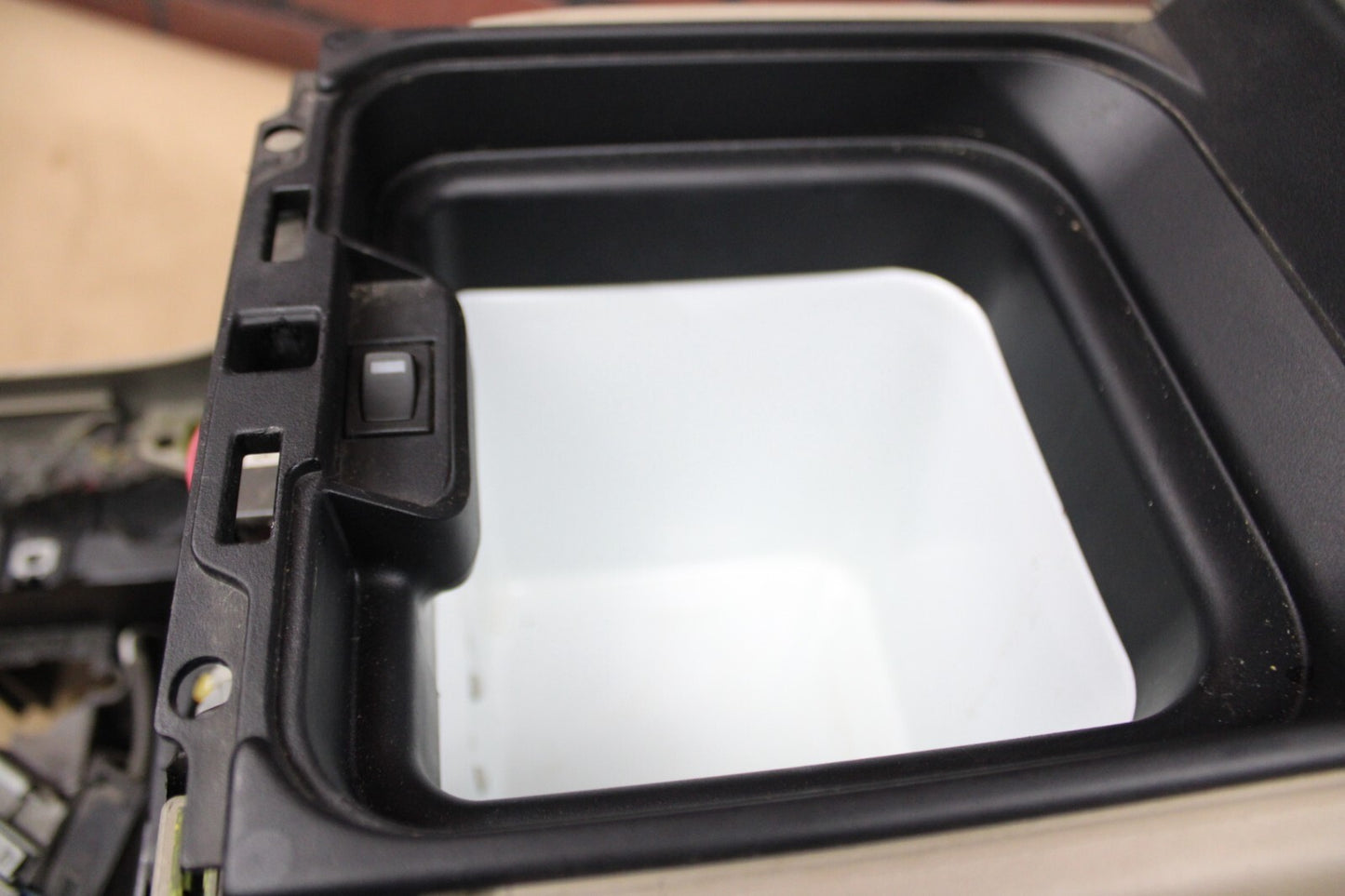 10-16 LAND ROVER LR4 L320 OEM CENTER CONSOLE ASSEMBLY W/ ARMREST BEIGE USB Heat