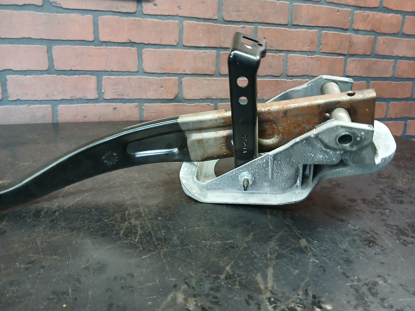 2011-2013 Grand Cherokee Durango Non Adjustable Brake Pedal Assembly 52124732ad