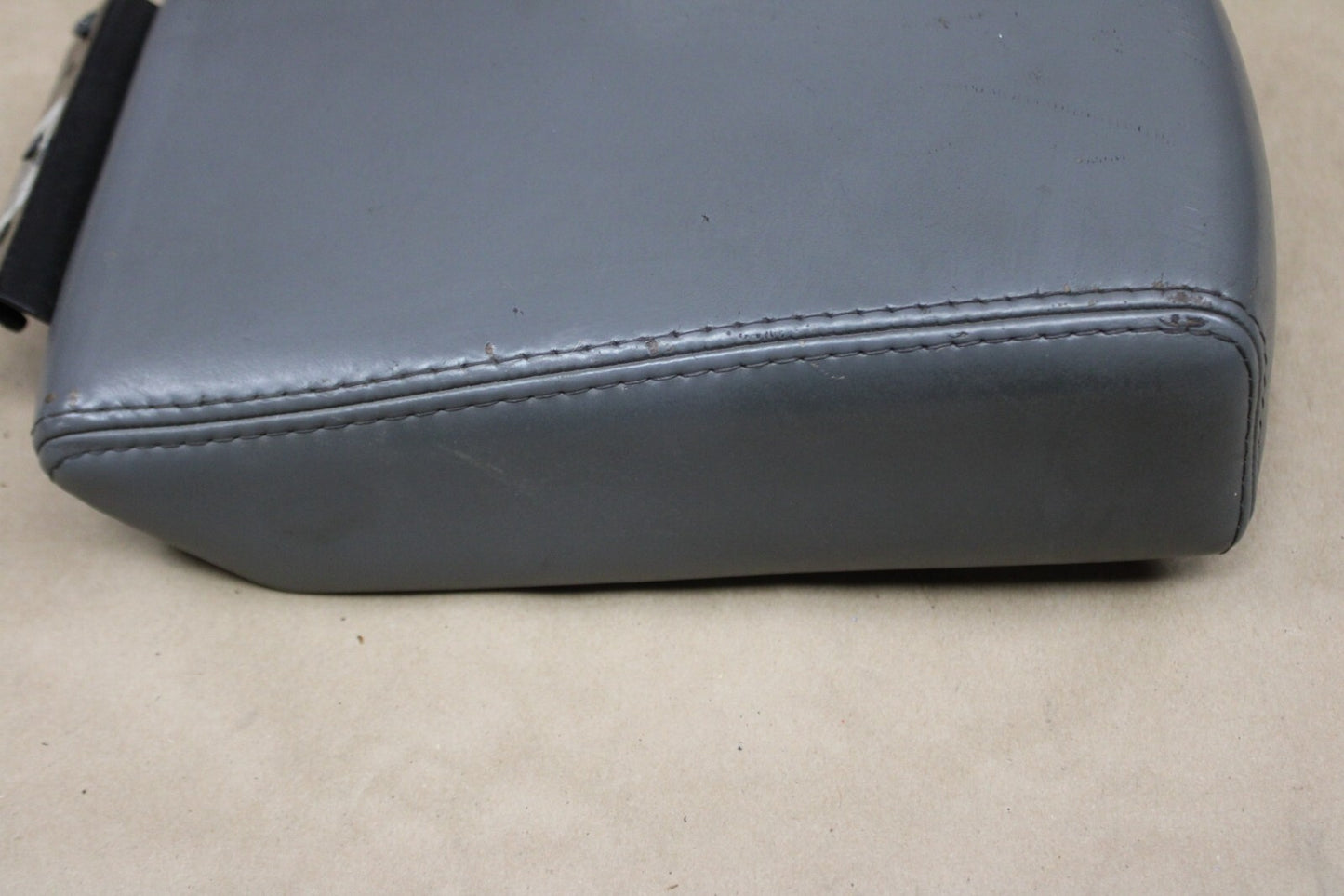 05-10 JEEP COMMANDER GRAND CHEROKEE CENTER CONSOLE ARMREST LID TOP BEIGE LEATHER