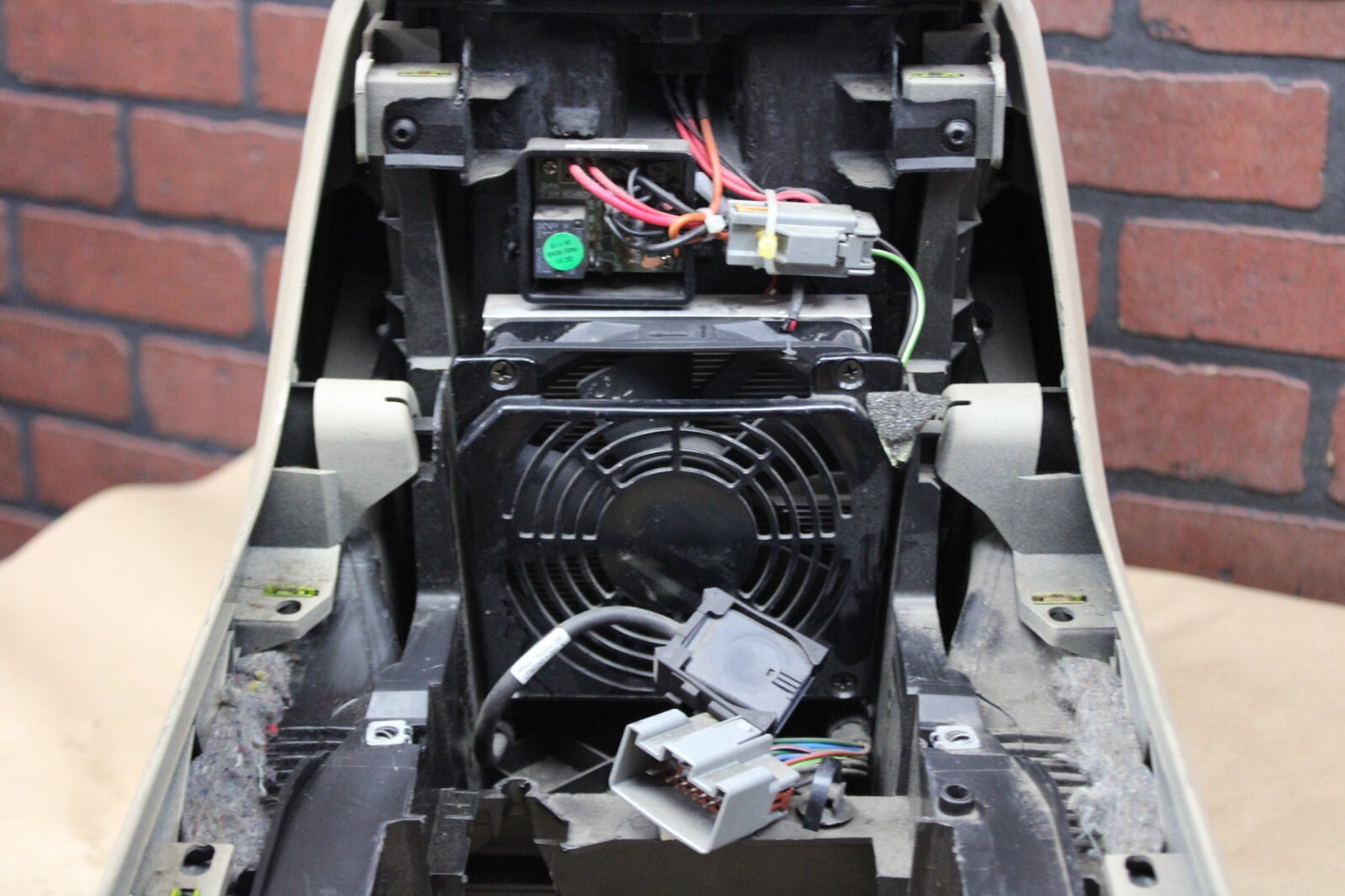 10-16 LAND ROVER LR4 L320 OEM CENTER CONSOLE ASSEMBLY W/ ARMREST BEIGE USB Heat