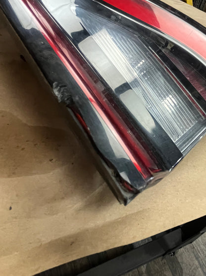 2015-2023 DODGE CHARGER SCAT CENTER TAIL LIGHT OEM TRUNK LED 68398666AB DAMAGED