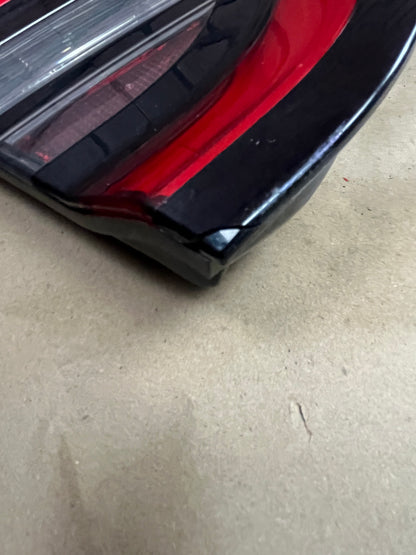 2015-2023 DODGE CHARGER SCAT CENTER TAIL LIGHT OEM TRUNK LED 68398666AB DAMAGED