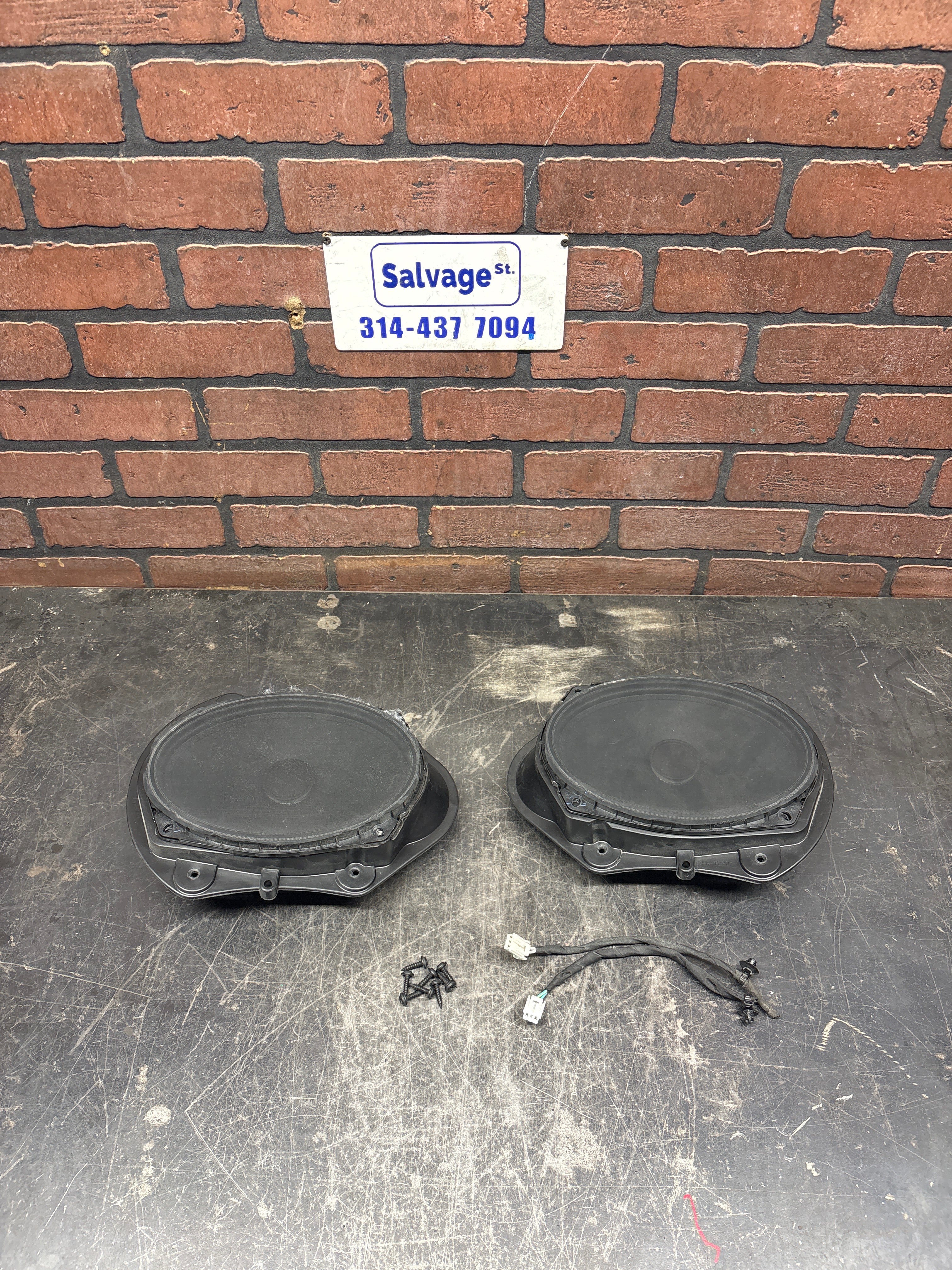 Harman Kardon Speaker Pair with Plugs and Mounting Brackets