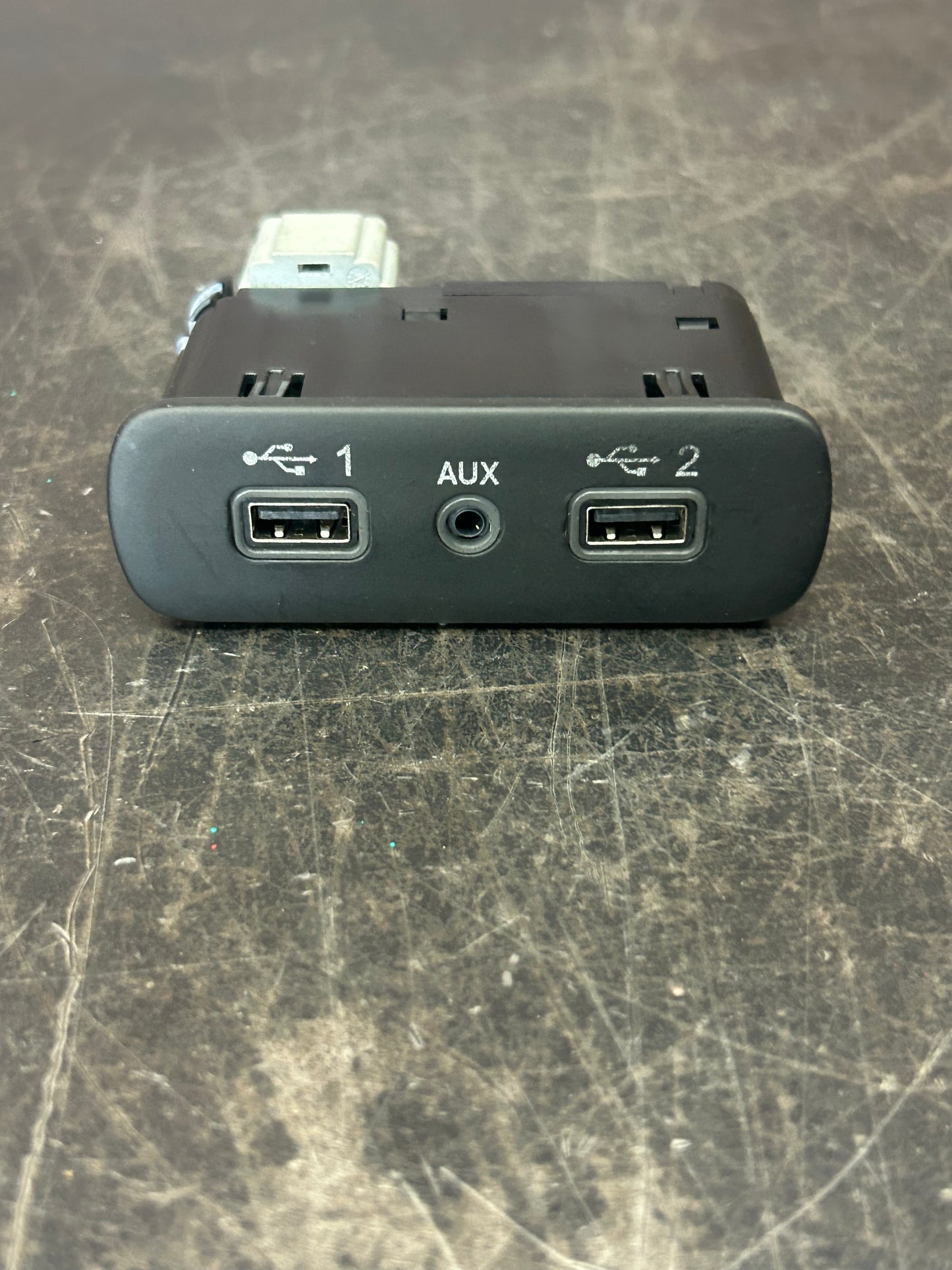 17-23 CHARGER CHALLENGER 300 OEM CENTER CONSOLE USB MEDIA AUX PORT HUB W/ WIRE