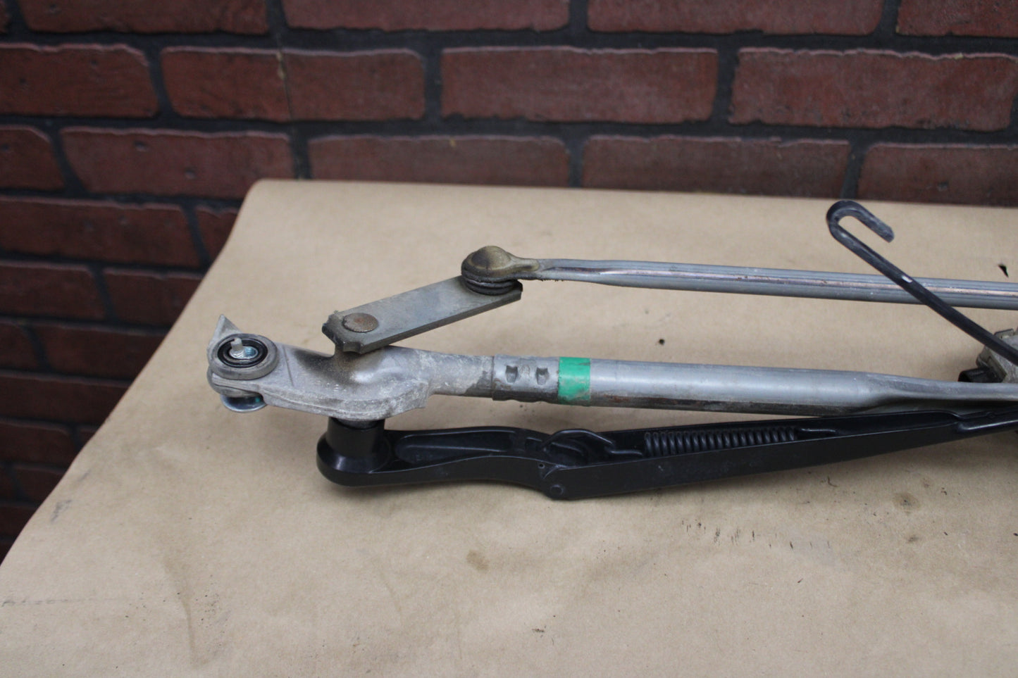 08-23 DODGE CHALLENGER WINDSHIELD WIPER LINKAGE W/ MOTOR 05028756AD