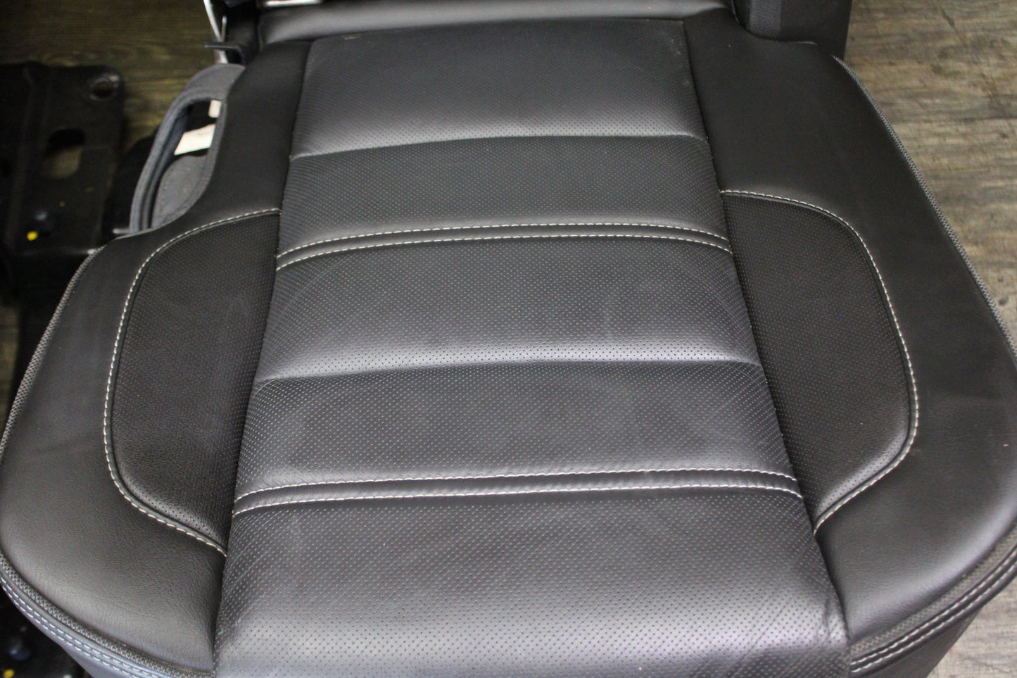 15-20 GMC Yukon Denali Tahoe Escalade 2nd Row Leather Heated Bucket Seats