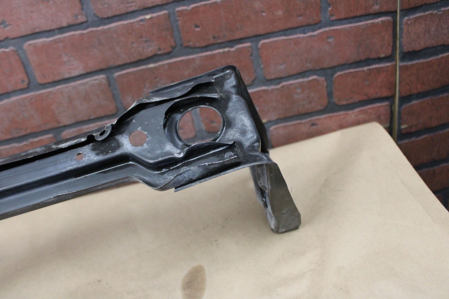 05-23 CHARGER CHALLENGER 300 OEM RADIATOR CROSSMEMBER SUPPORT