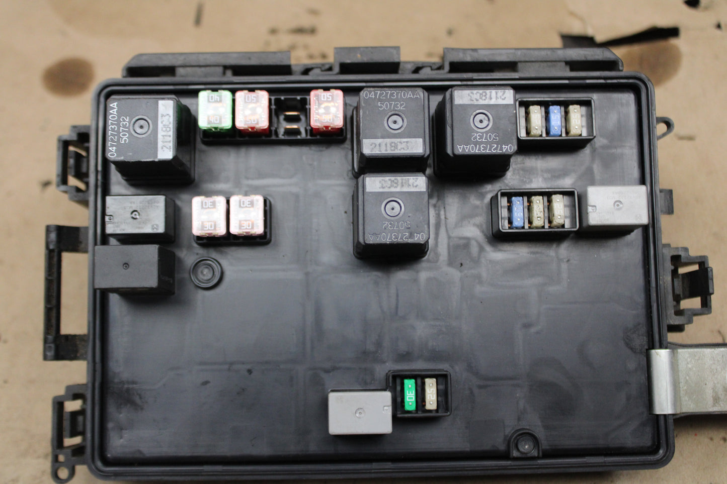 08-09 CHALLENGER CHARGER 300 ENGINE FUSE RELAY BOX GENUINE OEM 04692270AH