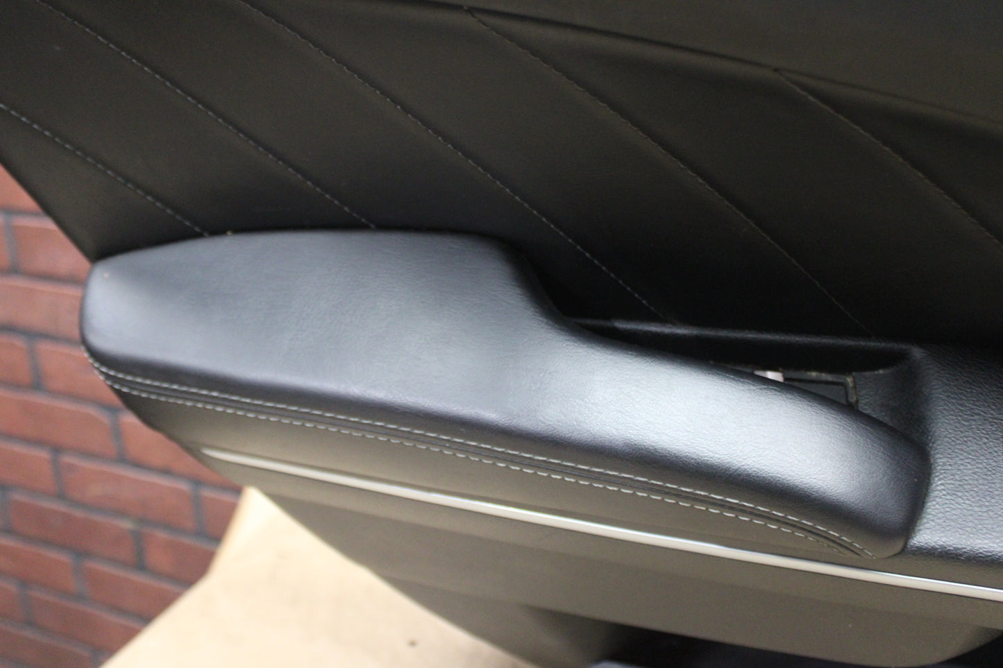 20-23 DODGE CHARGER FRONT DRIVER LH SIDE DOOR PANEL OEM LEATHER 6YD951X9AB