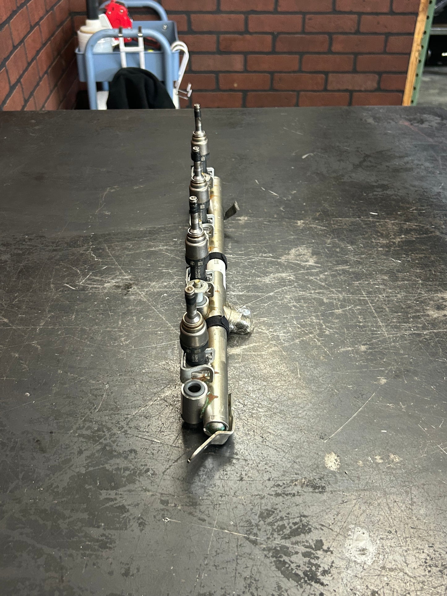 2015-2020 GMC Yukon Denali Passenger Right 6.2 Fuel Rail Pipe Injector 12658038