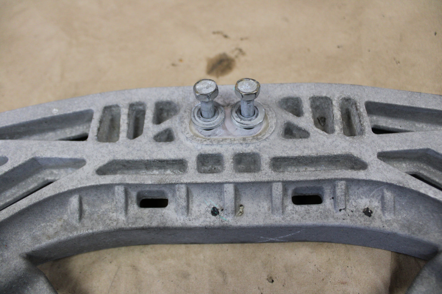 2015-2023 CHALLENGER CHARGER 300 AUTO TRANSMISSION CROSSMEMBER BRACKET OEM