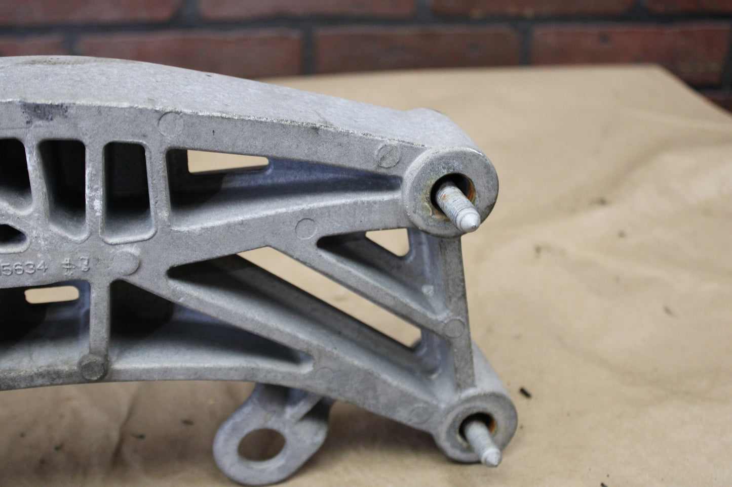 2015-2023 CHALLENGER CHARGER 300 AUTO TRANSMISSION CROSSMEMBER BRACKET OEM