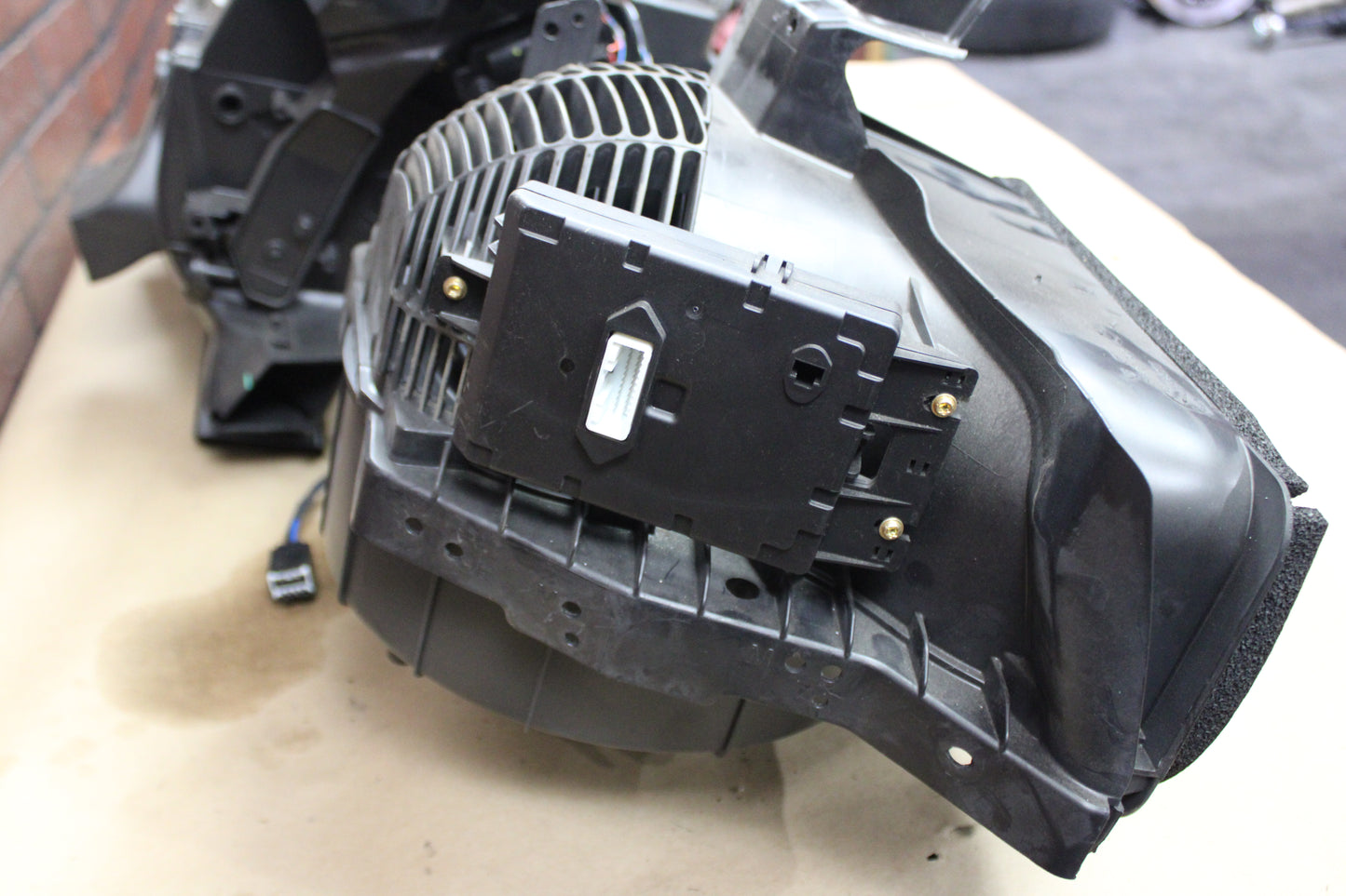2014-2023 CHARGER CHALLENGER 300 HVAC A/C BLOWER HOUSING BOX OEM 68430171AC
