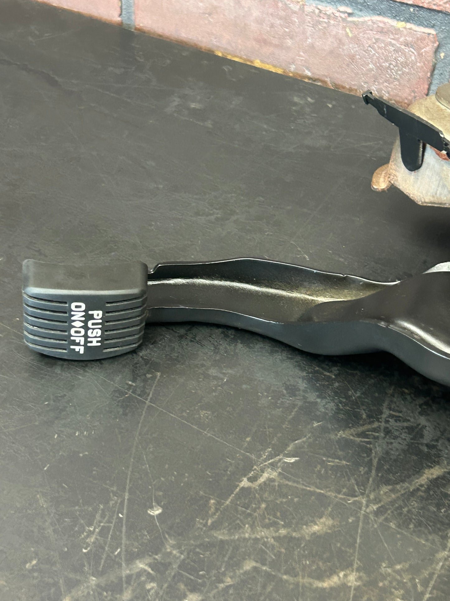 07-23 CHARGER CHALLENGER 300 EMERGENCY PARKING BRAKE STOP PEDAL OEM 04779478AI